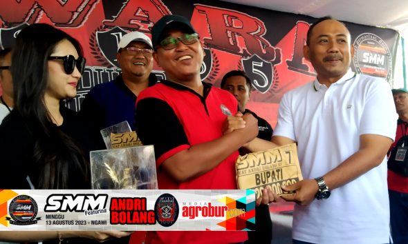 Abah Hudan 911 SF saat menerima Trophy kelas utama dari Bupati Ngawi.